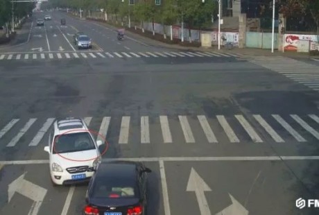 常德一駕駛員下車2分鐘，小車竟一路滑行玩起了“無人駕駛”！