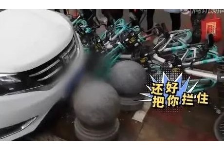 宜賓街頭驚現(xiàn)“無人駕駛汽車”，撞翻了20多輛車！