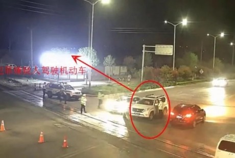 這輛越野車咋無人駕駛？民警上前查看，副駕駛座竟然擠了倆人！