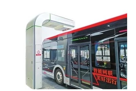 自動駕駛公交車在鄭州市鄭東新區(qū)試運行，市民可免費乘坐體驗