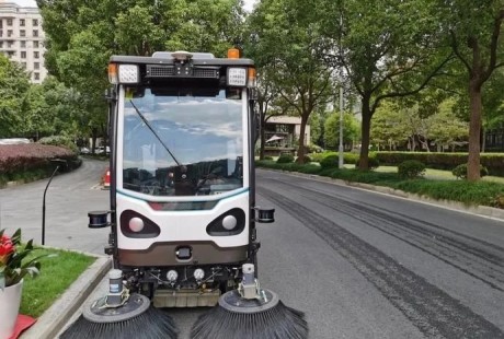 今天，“首臺無人駕駛掃路車”行駛在長寧街頭！