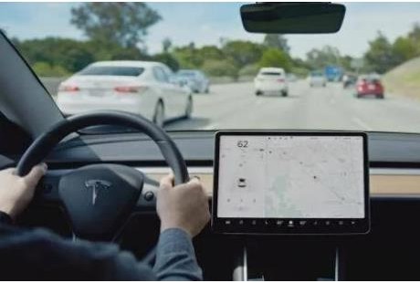 特斯拉正式推出全自動(dòng)駕駛套件測(cè)試版，僅針對(duì)部分車主發(fā)布